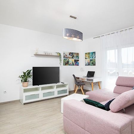 Stylish City Stay With Balcony & Free Parking Pula Zewnętrze zdjęcie