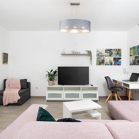 Stylish City Stay With Balcony & Free Parking Pula Zewnętrze zdjęcie