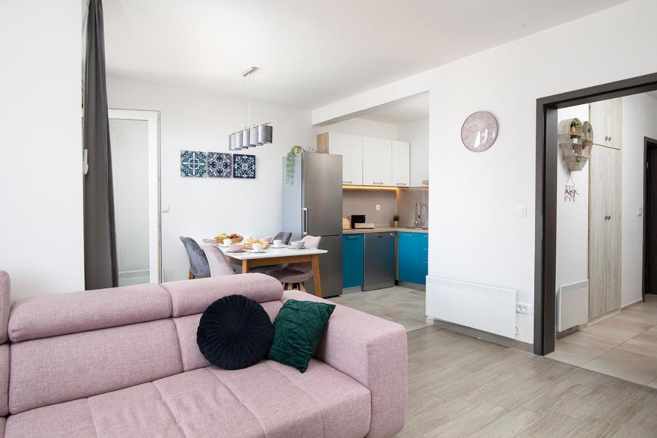 Stylish City Stay With Balcony & Free Parking Pula Zewnętrze zdjęcie