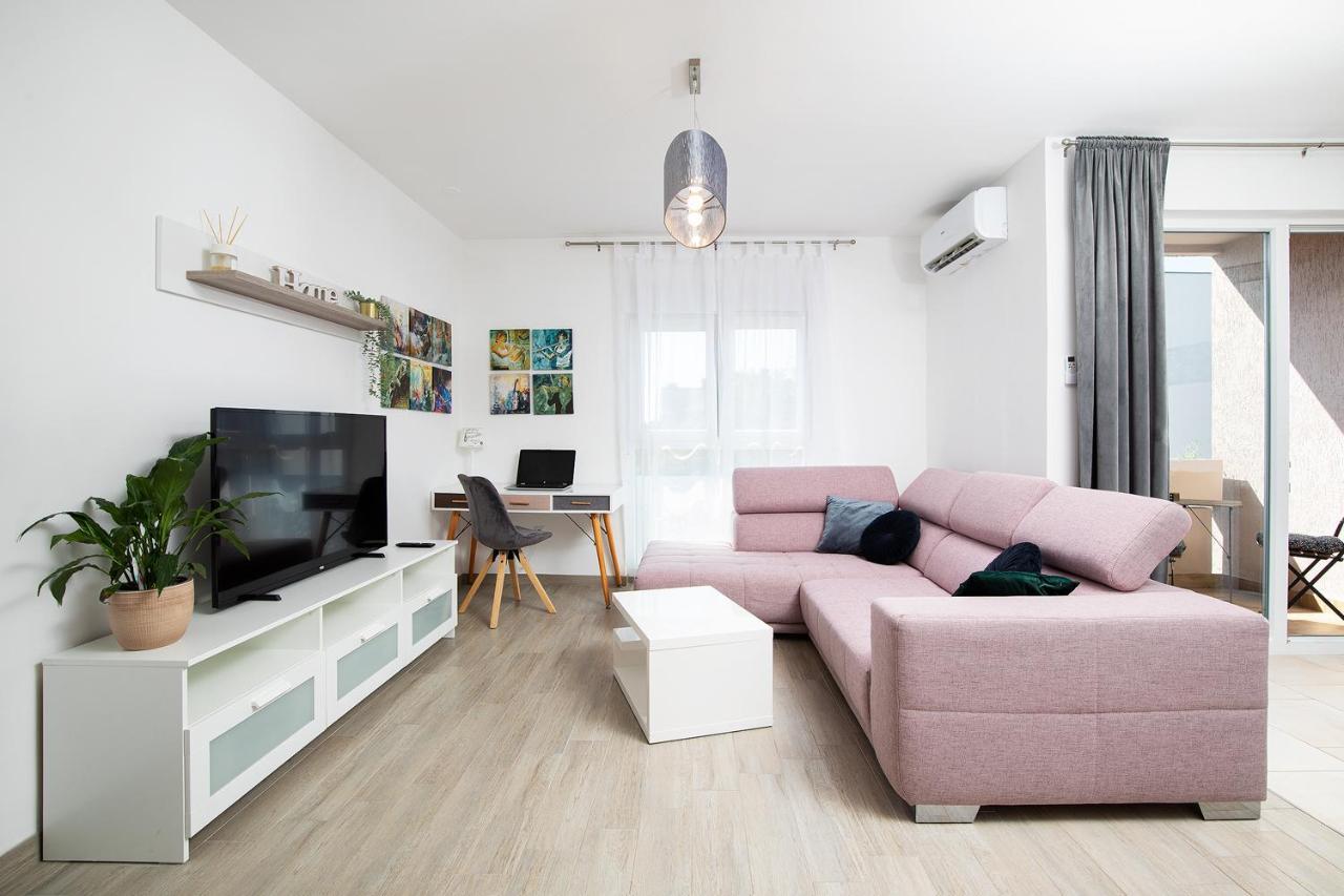 Stylish City Stay With Balcony & Free Parking Pula Zewnętrze zdjęcie