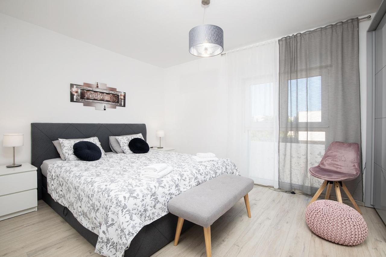 Stylish City Stay With Balcony & Free Parking Pula Zewnętrze zdjęcie