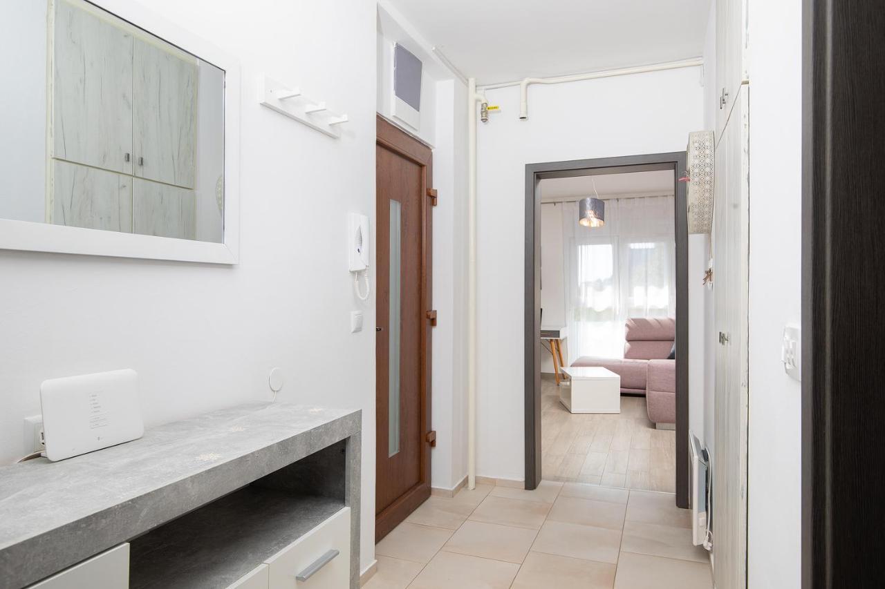 Stylish City Stay With Balcony & Free Parking Pula Zewnętrze zdjęcie
