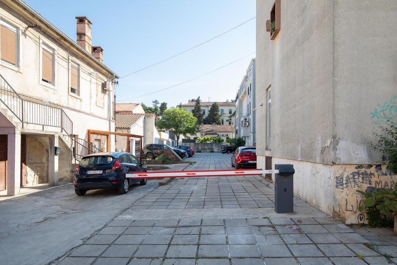 Stylish City Stay With Balcony & Free Parking Pula Zewnętrze zdjęcie